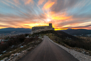 Obraz premium sunrise over the castle