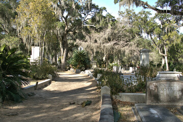 Bonaventure Cemetery is a rural cemetery located on a scenic bluff of the Wilmington River, east of Savannah, Georgia. - obrazy, fototapety, plakaty