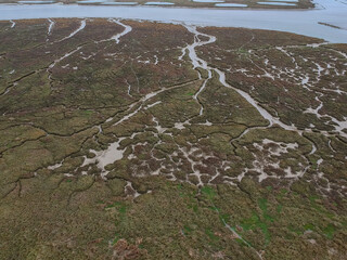 Bord de mer vue du ciel en normandie pendant la marée basse. 