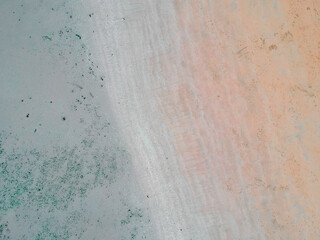 Plage vue du ciel, photo prise en drone. Mer turquoise et sable jaune orange. Vue aérienne de la plage. 