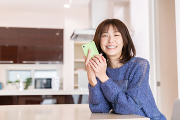 スマホを見る若い女性