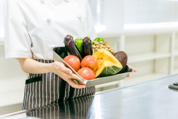 野菜を持つ調理師（手元）
