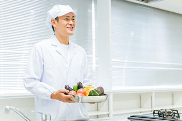 調理服を着た男性（野菜）
