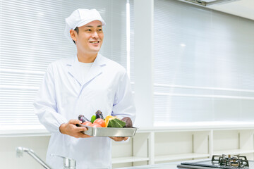 調理服を着た男性（野菜）
