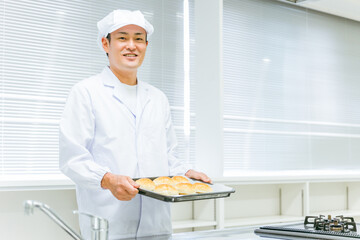 パンを製造する男性
