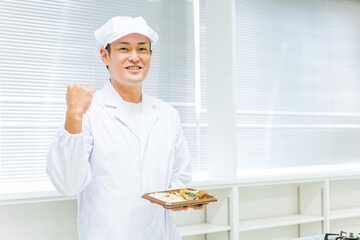 お弁当を作る調理師の男性
