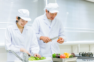 食品工場・給食センター・スーパーで働く男女
