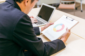 会議をするビジネスマンとビジネスウーマン（パソコン）
