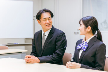 スカーフをつけたビジネスウーマンとビジネスマン
