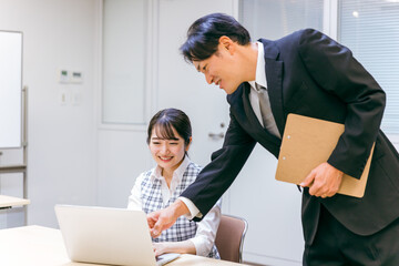 オフィスで仕事する男女

