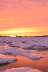 Fototapeta na wymiar sunset at sea with snow and ice 