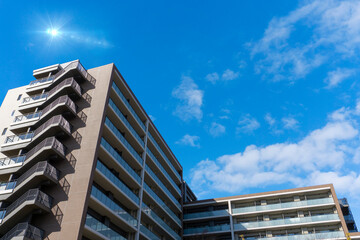 Exterior of high-rise condominium and refreshing blue sky scenery_sky_52