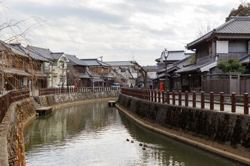 香取佐原、小野川の両岸に軒を連ねる古い板張りの建物