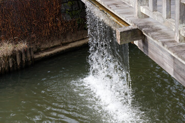 香取佐原、ジャージャー橋から小野川に溢れ落ちる水