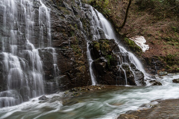 Fototapeta premium 福井県池田町の龍双ヶ滝と雪解け水（日本の滝100選）