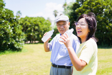 Fototapeta premium 水分補給をする高齢者