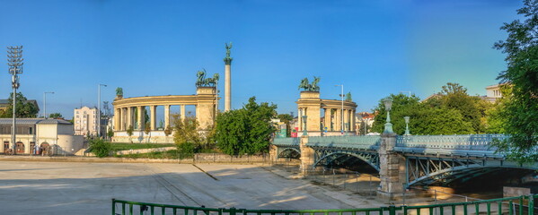 Fototapeta na wymiar Heroes Square in Budapest, Hungary