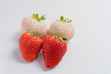 赤色と白色のいちご
