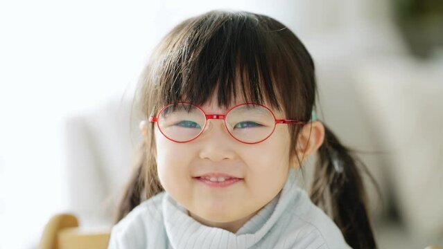 60p　子供・視力・眼鏡・メガネ・弱視・遠視・乱視