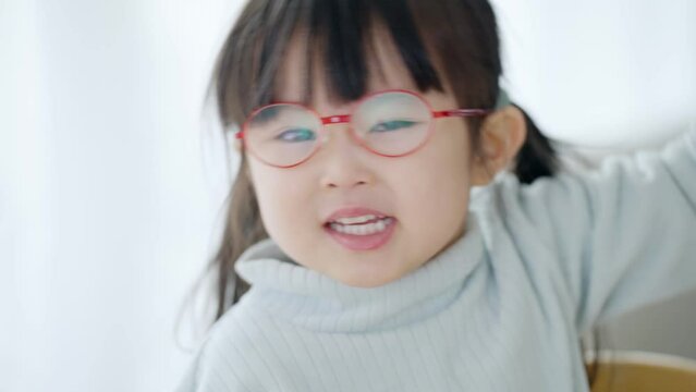 60p　子供・視力・眼鏡・メガネ・弱視・遠視・乱視