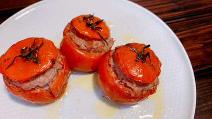 肉詰めトマトのハンバーグ