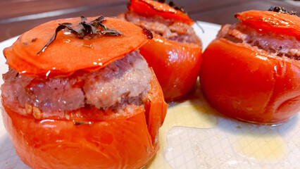 肉詰めトマトのハンバーグ