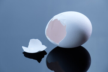 Offenes Ei - Leere Eierschale auf einem spiegelnden schwarzen neutralen Hintergrund