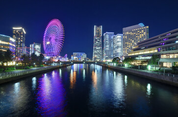 Naklejka premium 女神橋から見る横浜みなとみらいの夜景