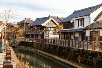 Fototapeta na wymiar 香取佐原、小野川の両岸に建つ板張りの古い建物