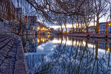 Neckarufer und Karlsbrücke in Tübingen
