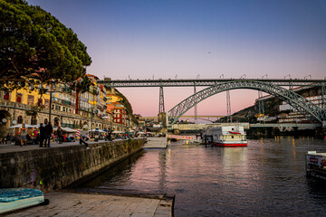 Vue depuis les quais de Ribeira à Porto