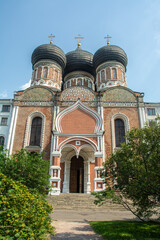 Obraz premium Black domed red brick building of the Cathedral of the Intercession of the Most Holy Theotokos built in 1671 on Izmailovo Island near the residence of the House of Romanov in Moscow, Russia