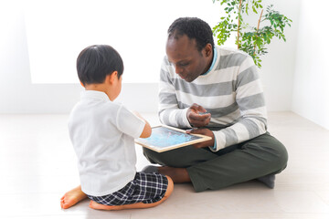 Obraz premium インターナショナルスクールで勉強する子ども