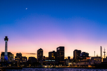 【横浜夜景】横浜港の光輝くビル群とのライトアップ