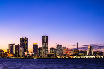 【みなとみらい夜景】みなとみらいの光輝くビル群とのライトアップ