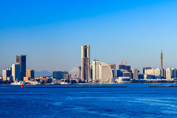 【横浜港　快晴】早朝のみなとみらいのビル群と青い空、青い海