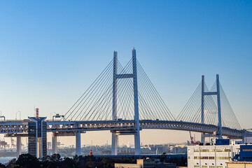 【横浜ベイブリッジ快晴】早朝の横浜ベイフリッジと青空