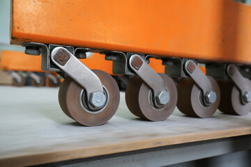 The rollers on the mechanical equipment are in the factory