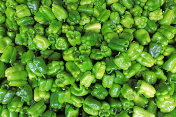 Green peppers pile up in the vegetable wholesale market, North China