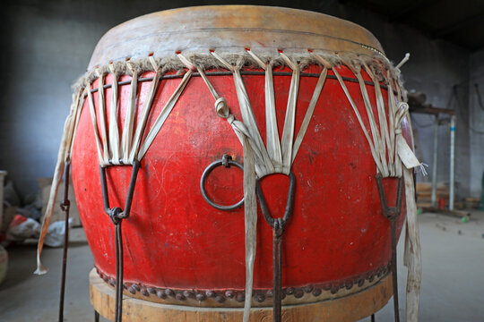 The cowhide drum is in a workshop in North China