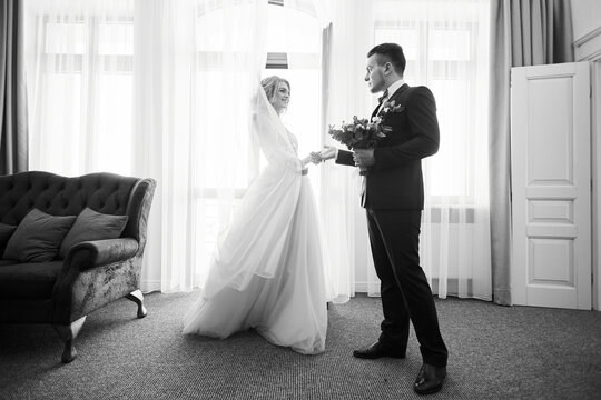 Black and white photo of happy newly married couple