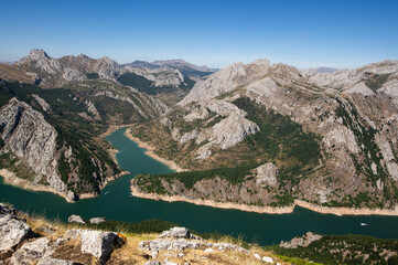 Fototapeta na wymiar Views of the Anciles valley in the Riaño reservoir from Pico Gilbo, Leon, Spain