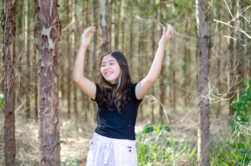 linda menina brincando na floresta 