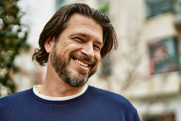 Obraz premium Middle age handsome man smiling at the town