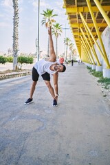 Obraz premium Hispanic man working out outdoors on a sunny day