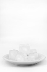 cubos de hielo en un plato
