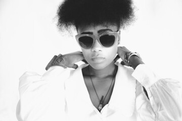 Femme noire aux lunettes noires