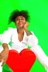 Femme noire souriante saint Valentin sur fond vert