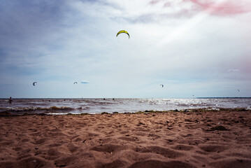 Paysage de kitesurf, sport extrême dans le vent, école de voile sur la plage