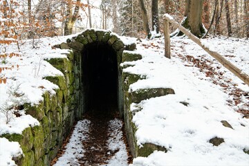 Eingang zur historischen ober- und unterirdischen Jagdanlage Rieseneck bei Kleineutersdorf in...